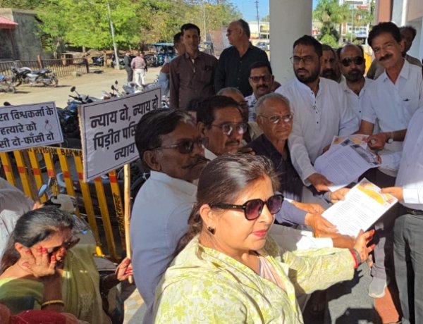 "भारत के हत्यारे को खुले आम फांसी हो"