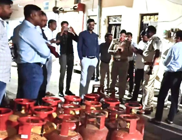 कार्रवाई : गैस के अवैध गोदाम पर प्रशासन की कार्रवाई, 31 सिलेंडर जब्त