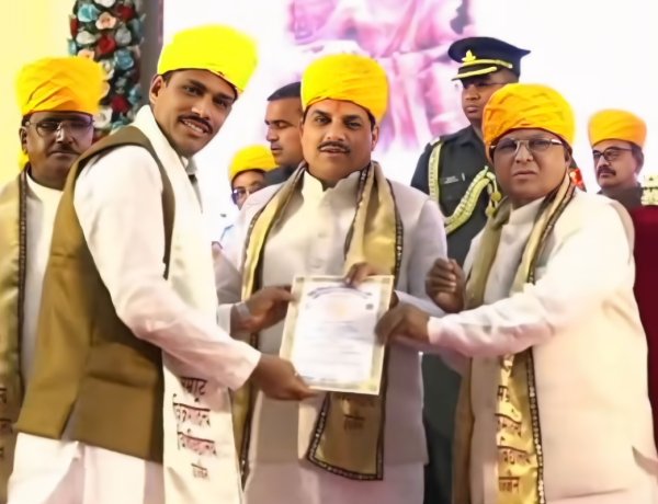 उपलब्धि सरोकार : राज्यपाल और मुख्यमंत्री के हाथों सम्मानित हुए रतलाम कॉमर्स कॉलेज के प्रो. रवि जोशी