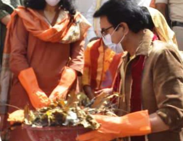 आंखों देखी : बावड़ी की सफाई में इनके मुंह पर मास्क, हाथ में दस्ताने और उनकी सेहत की सुरक्षा के लिए कुछ भी नहीं