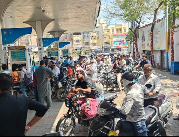 अफवाहों में लगी पेट्रोल पंप पर कतारें, चिंता में हुए आमजन