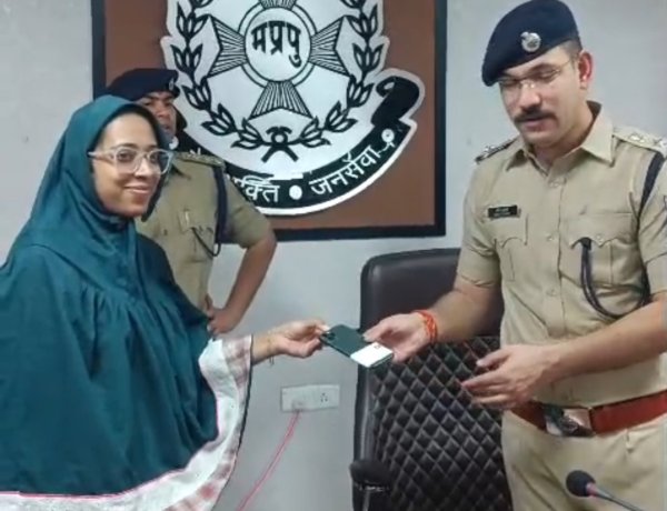 सायबर सेल को सफलता : गुम हुए 20 लाख के मोबाइल ढूंढ कर दिए 100 लोगों को, मोबाइल मिलने की खुशी में खिले चेहरे