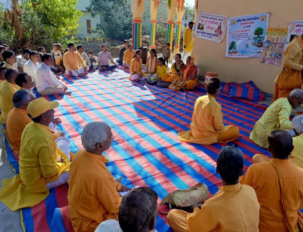 धर्म संस्कृति : गृह यज्ञ अभियान के तहत बीस घरों पर समाज बंधुओं के घर हुआ गायत्री यज्ञ