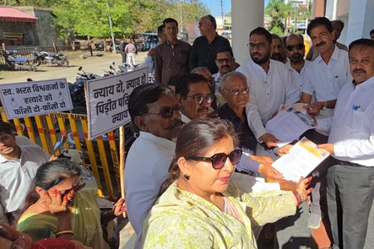 "भारत के हत्यारे को खुले आम फांसी हो"