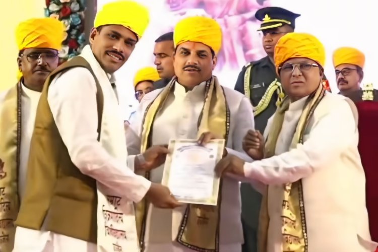 उपलब्धि सरोकार : राज्यपाल और मुख्यमंत्री के हाथों सम्मानित हुए रतलाम कॉमर्स कॉलेज के प्रो. रवि जोशी