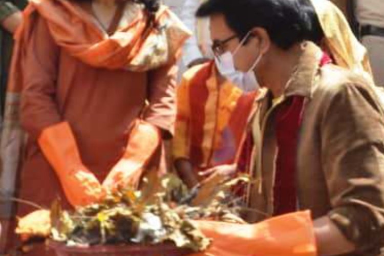 आंखों देखी : बावड़ी की सफाई में इनके मुंह पर मास्क, हाथ में दस्ताने और उनकी सेहत की सुरक्षा के लिए कुछ भी नहीं