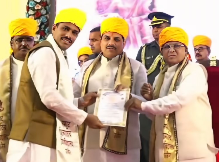 उपलब्धि सरोकार : राज्यपाल और मुख्यमंत्री के हाथों सम्मानित हुए रतलाम कॉमर्स कॉलेज के प्रो. रवि जोशी