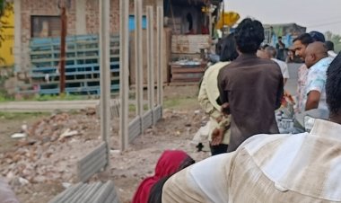 प्रशासन की कार्रवाई : कब्रिस्तान द्वारा बनाई जा रही बाउंड्री वाल निर्माण को रुकवाया