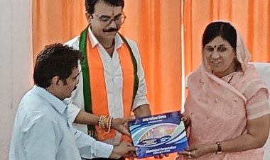 नगर निगम का साधारण सम्मेलन : महापौर ने किया बजट प्रस्तुत, भाजपा पार्षदों को बजट का बैग दिया, त्रुटि के चलते बजट कॉपी ले ली पुनः