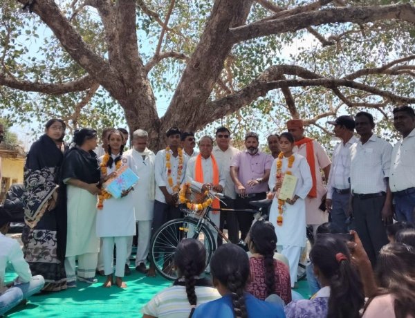 प्रवेशोत्सव की शुरुआत : नवीन शैक्षणिक सत्र की शुरुआत में छात्रों को लगाया तिलक, पहनाई पुष्पमाला