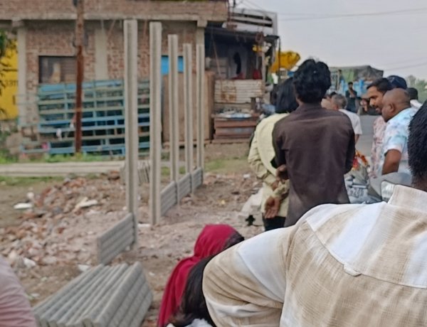 प्रशासन की कार्रवाई : कब्रिस्तान द्वारा बनाई जा रही बाउंड्री वाल निर्माण को रुकवाया