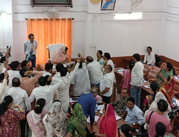 रतलाम नगर निगम सम्मेलन : कांग्रेसी के बिगड़े बोल, भाजपाईयों का हल्ला बोल