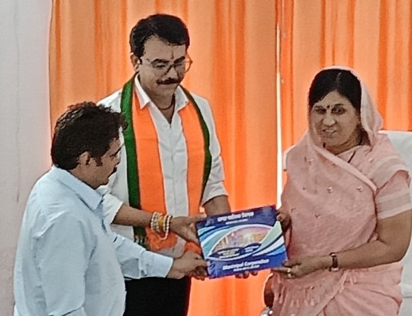 नगर निगम का साधारण सम्मेलन : महापौर ने किया बजट प्रस्तुत, भाजपा पार्षदों को बजट का बैग दिया, त्रुटि के चलते बजट कॉपी ले ली पुनः