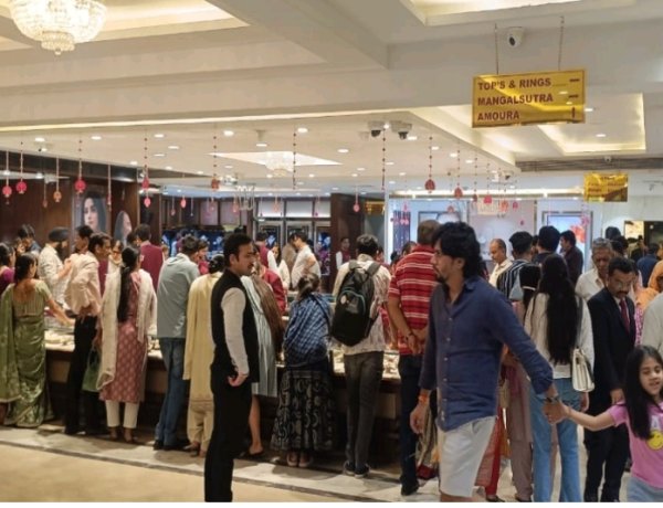 कारोबार सरोकार : अक्षय तृतीया पर ग्राहकों ने डी.पी.ज्वेलर्स से  समृद्धि का किया हर्षपूर्ण स्वागत