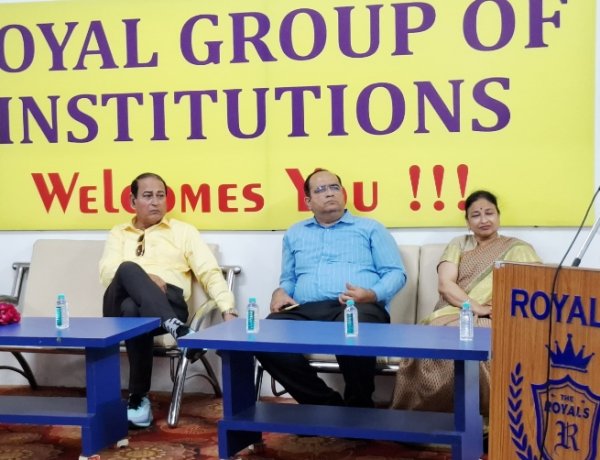 शिक्षा सरोकार : रॉयल कॉलेज में वरिष्ठ IAS राहुल जैन ने विद्यार्थियों से किया रोजगार, स्वरोजगार एवं आध्यात्म विषय पर संवाद