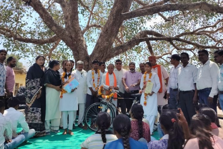 प्रवेशोत्सव की शुरुआत : नवीन शैक्षणिक सत्र की शुरुआत में छात्रों को लगाया तिलक, पहनाई पुष्पमाला