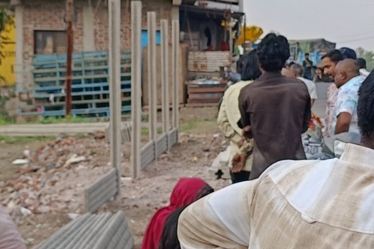 प्रशासन की कार्रवाई : कब्रिस्तान द्वारा बनाई जा रही बाउंड्री वाल निर्माण को रुकवाया