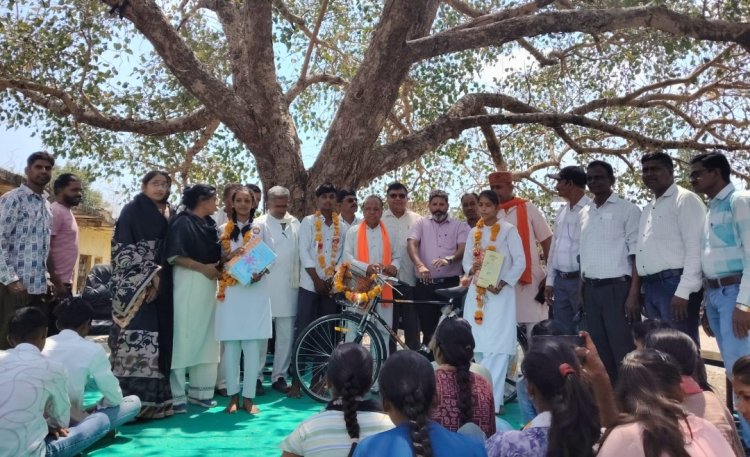 प्रवेशोत्सव की शुरुआत : नवीन शैक्षणिक सत्र की शुरुआत में छात्रों को लगाया तिलक, पहनाई पुष्पमाला