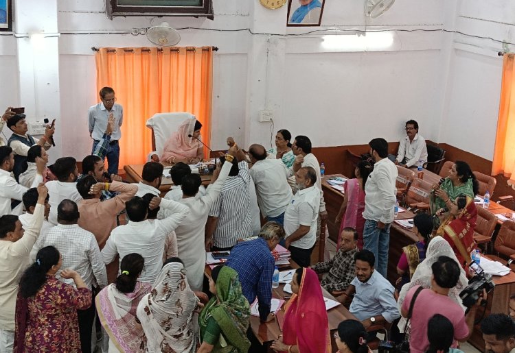 रतलाम नगर निगम सम्मेलन : कांग्रेसी के बिगड़े बोल, भाजपाईयों का हल्ला बोल