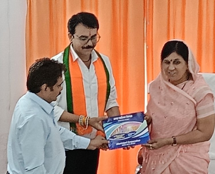 नगर निगम का साधारण सम्मेलन : महापौर ने किया बजट प्रस्तुत, भाजपा पार्षदों को बजट का बैग दिया, त्रुटि के चलते बजट कॉपी ले ली पुनः