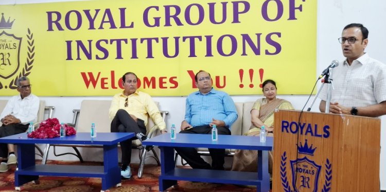 शिक्षा सरोकार : रॉयल कॉलेज में वरिष्ठ IAS राहुल जैन ने विद्यार्थियों से किया रोजगार, स्वरोजगार एवं आध्यात्म विषय पर संवाद