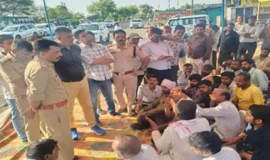 मौत के बाद आक्रोश : पुलिस लिखे वाहन से दुर्घटना में मुकेश की मौत के बाद नामली में हाईवे पर शव रखाकर शव धरना प्रदर्शन