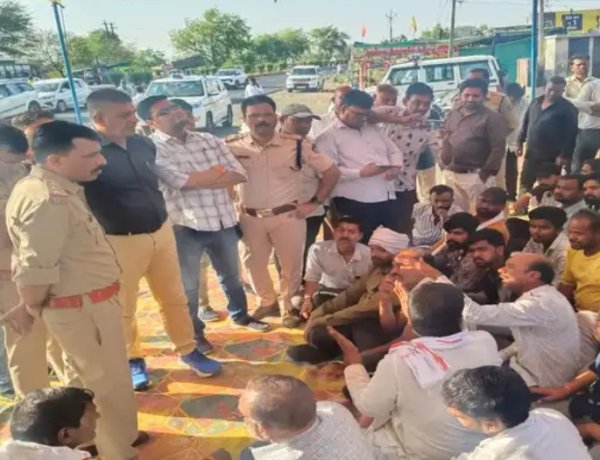 मौत के बाद आक्रोश : पुलिस लिखे वाहन से दुर्घटना में मुकेश की मौत के बाद नामली में हाईवे पर शव रखाकर शव धरना प्रदर्शन
