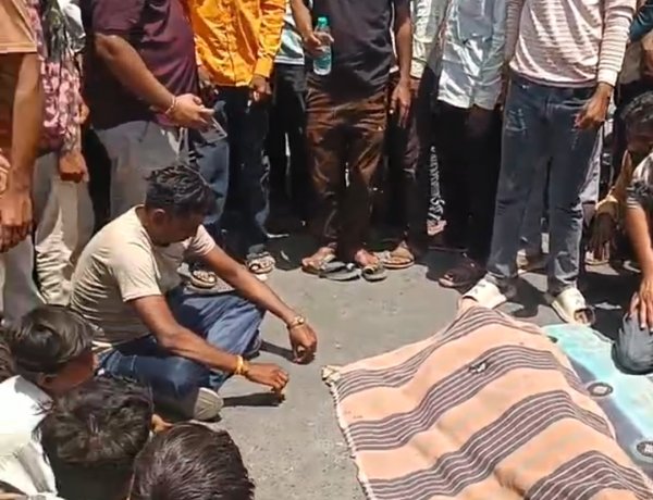 अपहरण के बाद हत्या : परिजनों ने शव रख कर किया प्रदर्शन