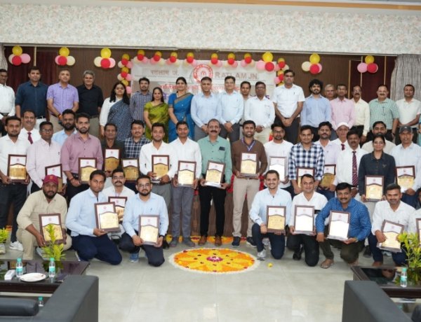 उपलब्धि सरोकार : 42 रेल कर्मचारियों को ‘रेल सेवा पुरस्कार-2025’ से सम्मानित, मेमेंटो के साथ मिला जामुन का पौधा