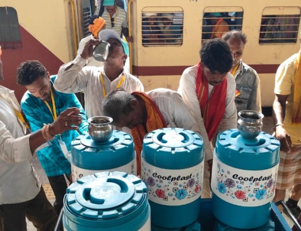 सामाजिक सरोकार : रेल यात्रियों को निशुल्क शुद्ध आरओ का ठंडा पेयजल