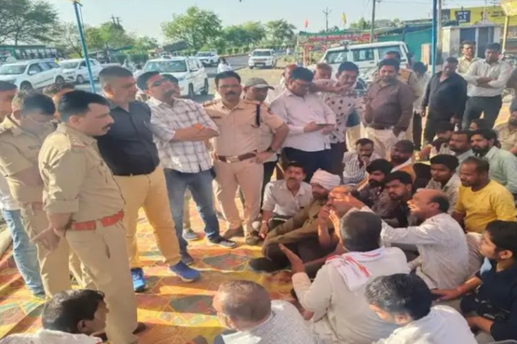 मौत के बाद आक्रोश : पुलिस लिखे वाहन से दुर्घटना में मुकेश की मौत के बाद नामली में हाईवे पर शव रखाकर शव धरना प्रदर्शन