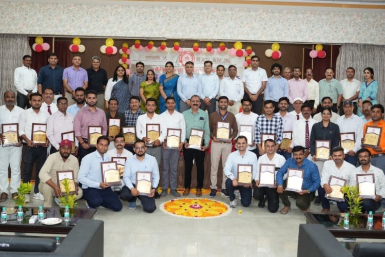 उपलब्धि सरोकार : 42 रेल कर्मचारियों को ‘रेल सेवा पुरस्कार-2025’ से सम्मानित, मेमेंटो के साथ मिला जामुन का पौधा