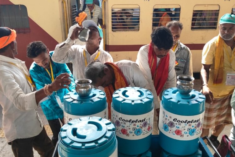 सामाजिक सरोकार : रेल यात्रियों को निशुल्क शुद्ध आरओ का ठंडा पेयजल