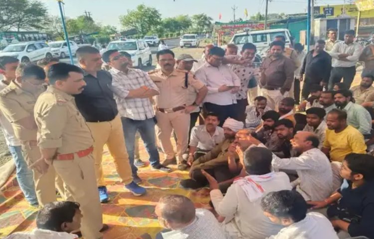 मौत के बाद आक्रोश : पुलिस लिखे वाहन से दुर्घटना में मुकेश की मौत के बाद नामली में हाईवे पर शव रखाकर शव धरना प्रदर्शन