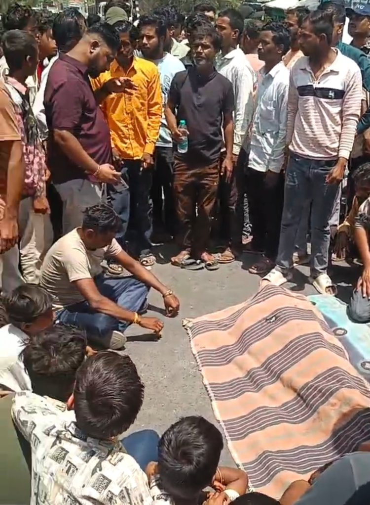 अपहरण के बाद हत्या : परिजनों ने शव रख कर किया प्रदर्शन