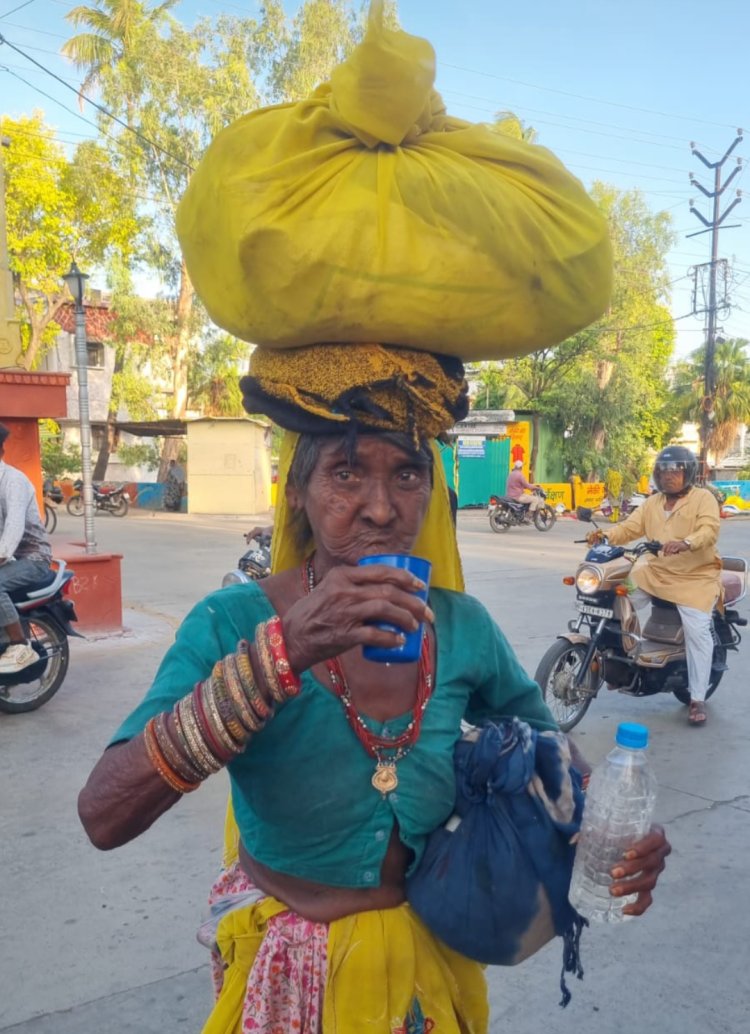 सामाजिक सरोकार : युवा सेवा संघ द्वारा 6500 लीटर छाछ-शरबत व सत्साहित्य वितरण