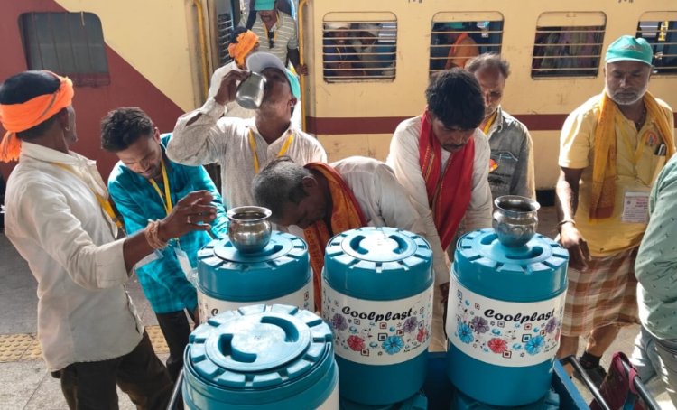 सामाजिक सरोकार : रेल यात्रियों को निशुल्क शुद्ध आरओ का ठंडा पेयजल
