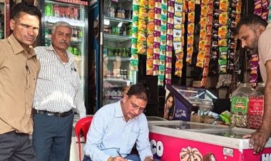 कार्रवाई : रतलाम में प्रिंट मूल्य से अधिक राशि वसूल कर रहे कोल्ड ड्रिंक पर दुकानदार, दर्जनों पर कार्रवाई