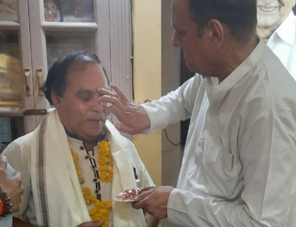 सामाजिक सरोकार : पूर्व छात्रों ने पॉलिटेक्निक कॉलेज को वाटर कूलर के लिए भेंट किया चेक