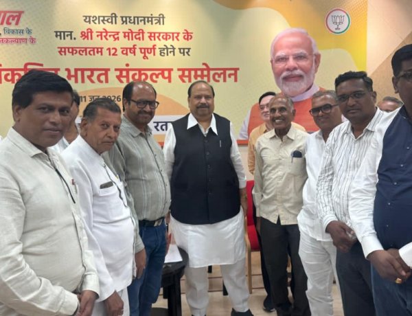 मंडी शुल्क में कमी की मांग को लेकर मंडी व्यापारियों ने मंत्री काश्यप को सौंपा ज्ञापन