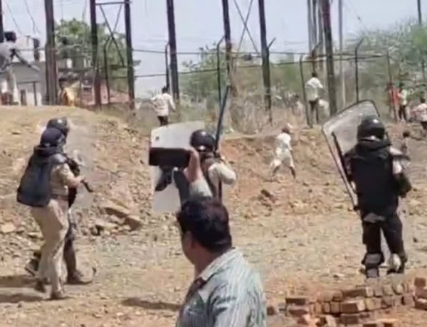 ग्रामीण हुए हिंसक, पुलिस और प्रशासन पर किया हमला, तीन घायल, छोड़े आंसू गैस के गोले