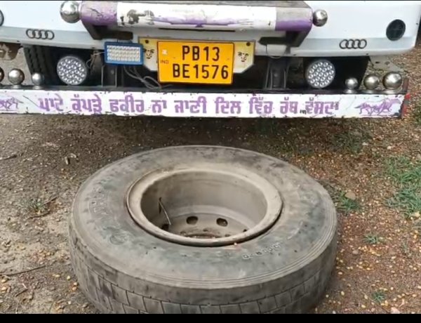 ट्रक की स्टेपनी में छिपाकर ले जाया जा रहा 26 किलो डोडाचूरा जब्त