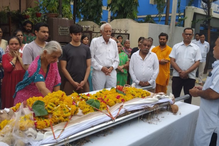 पुरुषोत्तम मास में देहदान : शिक्षक परिवार का प्रेरणादायी निर्णय