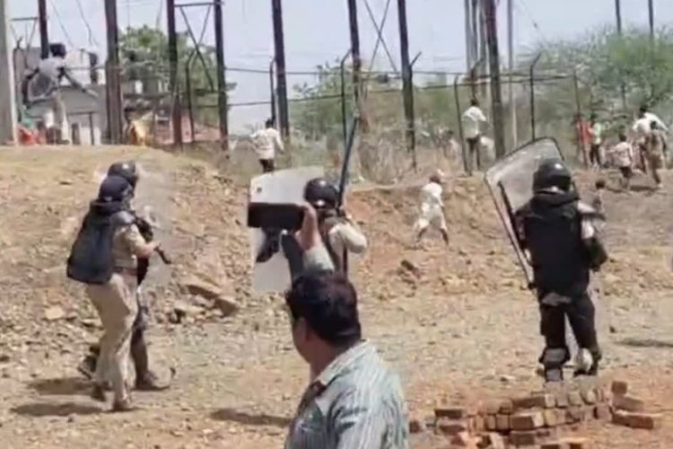 ग्रामीण हुए हिंसक, पुलिस और प्रशासन पर किया हमला, तीन घायल, छोड़े आंसू गैस के गोले