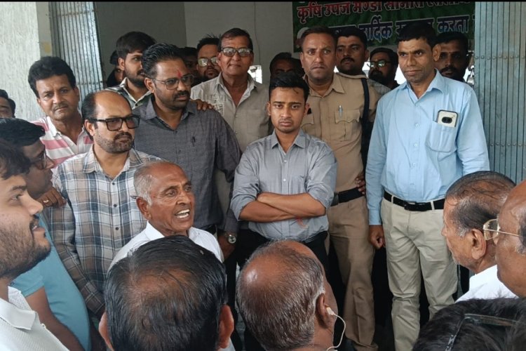 मंडी शुल्क वृद्धि के विरोध में रतलाम कृषि उपज मंडी पूर्णतः बंद