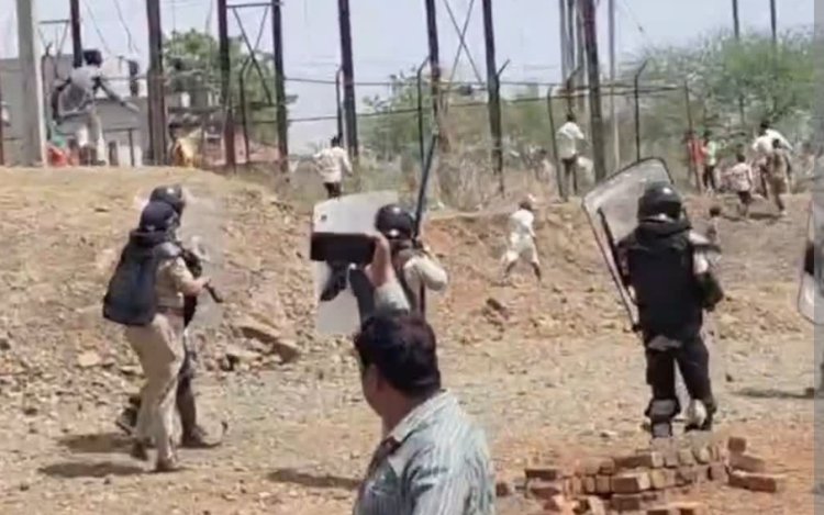 ग्रामीण हुए हिंसक, पुलिस और प्रशासन पर किया हमला, तीन घायल, छोड़े आंसू गैस के गोले