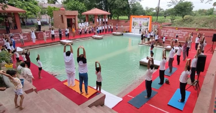 प्राचीन तीर्थ स्थल त्रिवेणी कुंड पर हुआ योगाभ्यास