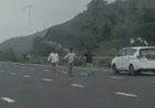 केंद्रीय मंत्री नितिन गडकरी के काफिले के सामने आए स्कूली बच्चे और ग्रामीण, मची खलबली