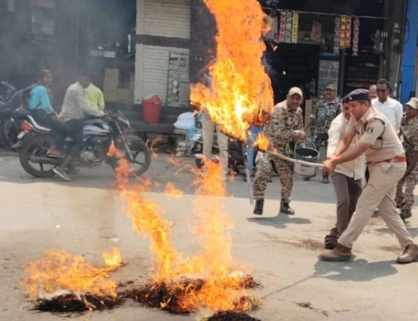 ​पुतले की छीना-झपटी : कानून-व्यवस्था सुधारना या हादसे को न्योता देना?