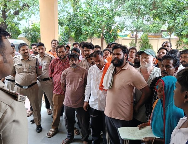 रतलाम में खाकी बेअसर: कागजों में बंद 'अहाते' पर सरेआम छलक रहे जाम, हुआ विवाद